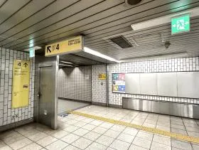 出入口4の看板に従い進む