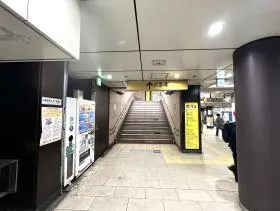 出入口4を目指す