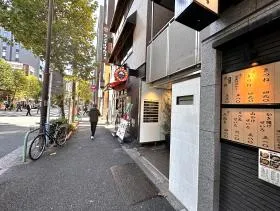 宝くじ売り場を通過したら当ビル入口
