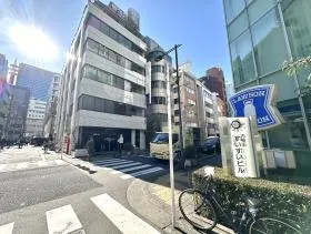 ローソンの手前で左に曲がり少し進めば当ビル着