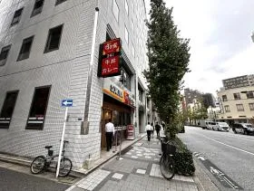 出入口近くのすき家を通過する（鍛冶橋通りを右にして直進）