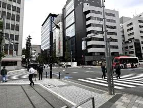交差点が現れたら右側へ渡る（写真奥にあるセブンイレブンと対角側）