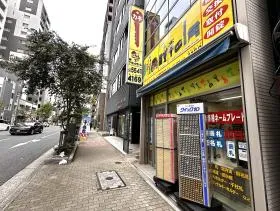鍵屋の隣が当ビル（交差点を右に渡って直進すると現れる）