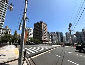 出入口前の横断歩道で反対側に渡る
