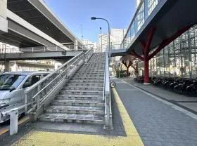 出入口の隣にある歩道橋を渡り、反対側に向かう