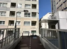 エレベーターもしくは階段で降りる