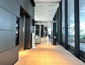 京橋トラストタワーの外観