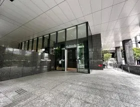 京橋トラストタワーの外観