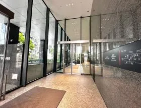 京橋トラストタワーの外観