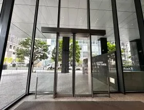 京橋トラストタワーの外観