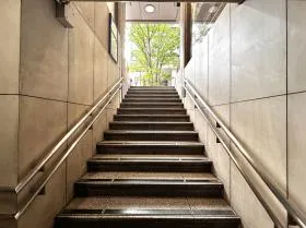 階段から上がる