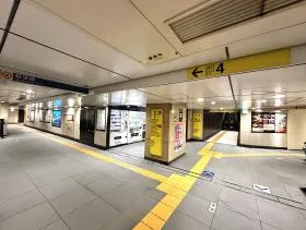 出入口4を目指す