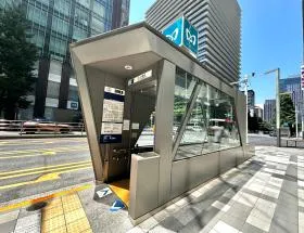 出入口4のすぐ前に当ビルがある