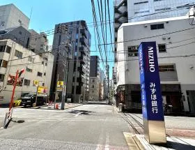 みずほ銀行の看板を通過、次の十字路で左に曲がれば当ビル着