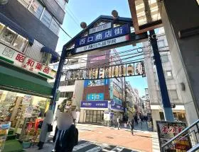 神田駅西口の前にある商店街を進み、みずほ銀行の手前で左に曲がる