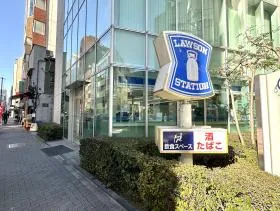 ローソンを右にして直進、外堀通りに出て左に曲がると当ビルがある