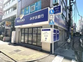 商店街の途中でみずほ銀行が現れるので、手前で左に曲がりひたすら直進する