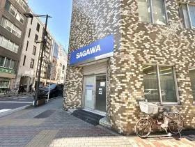 途中で右側に佐川急便がある。ここからもう少し直進し、外堀通りに突き当るので右に曲がると当ビルがある