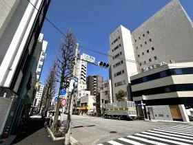 通りを直進する（水天宮通り・人形町通り）