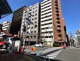 横断歩道（反対側に弁当屋のほっともっとがある）の手前で左に曲がれば当ビル着