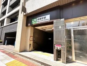 出入口4から地上に出て右に進む