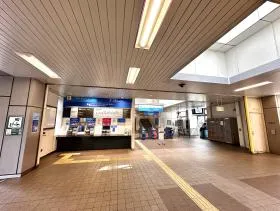 汐留駅構内