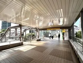 出入口8を目指す