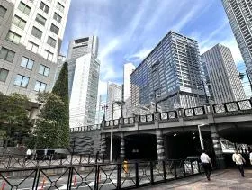 汐留駅近くの高架下を抜ける（写真は高架下を抜けた後の光景）