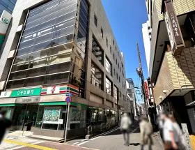 出入口前にある細い道（セブンイレブン・りそな銀行沿い）を直進していけば当ビル着