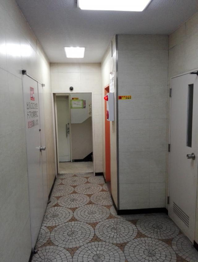 東京都港区赤坂1