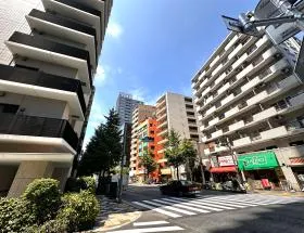 八重洲通り沿いを直進すれば（東京駅方面）当ビル着