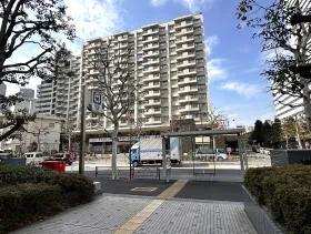 地上に出るとバス停があるので、手前で左に曲がれば当ビル着
