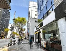 出入口近くにあるドトールコーヒーを通過し右に曲がる