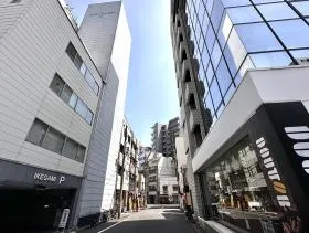 少し直進し、右に曲がれば当ビル着
