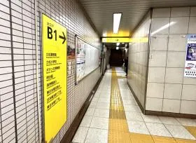 B1出入口を目指す（階段orエスカレーター）