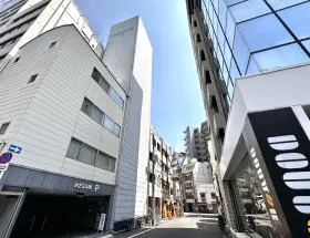 少し直進して右に曲がれば当ビル着