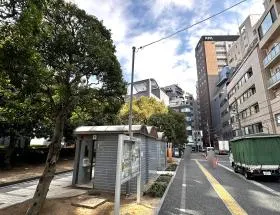 出入口近くの公衆トイレを通過、直進する