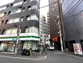 ファミリーマートとアパホテルの間にある細い道に入り、第一京浜まで出る