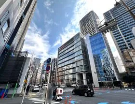 第一京浜に出て左に進めば当ビル着