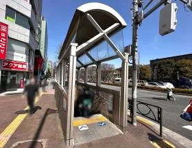 出入口2から地上に出る