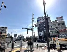出入口の前にある横断歩道を渡って右に進む