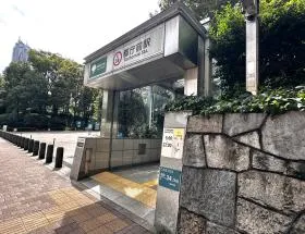 出入口A5から地上に出て橋（角筈橋）まで進む（出入口を出て右に進む→横断歩道を渡る→橋）