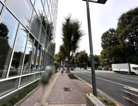 階段を上がったら直進する（十二社通りまで）
