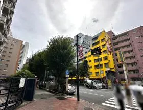 十二社通りに出たら横断歩道を渡り、左に進めば当ビル着