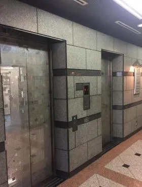 金周ビルの外観