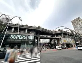 MIYASHITA PARK方面に進む