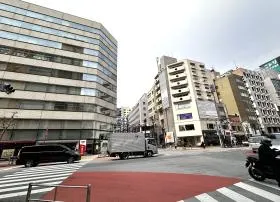 MIYASHITA PARKを通過すると横断歩道が現れるので反対側に渡り、もう少し直進すれば当ビル着