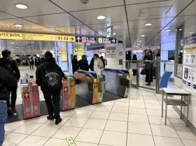 東京メトロ副都心線「新宿三丁目駅」からE2出入口を目指す