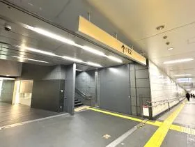 E2出入口が当ビルと直結している