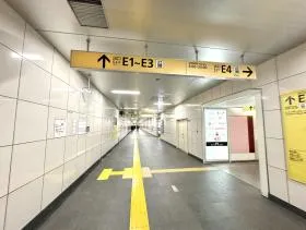 看板に従って直進する